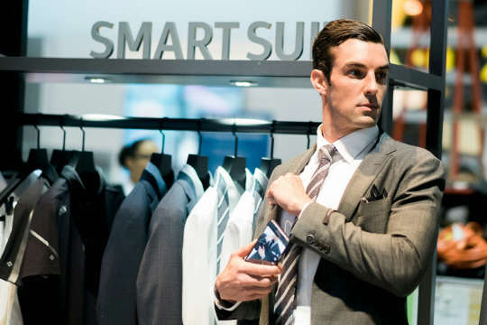 삼성물산 패션부문이 6일(현지시간)부터 나흘 간 미국 라스베이거스에서 열리는 CES 2016 삼성전자 전시공간 내에 별도의 전시장을 마련해 스마트슈트를 소개하고 있다. <삼성물산 제공>